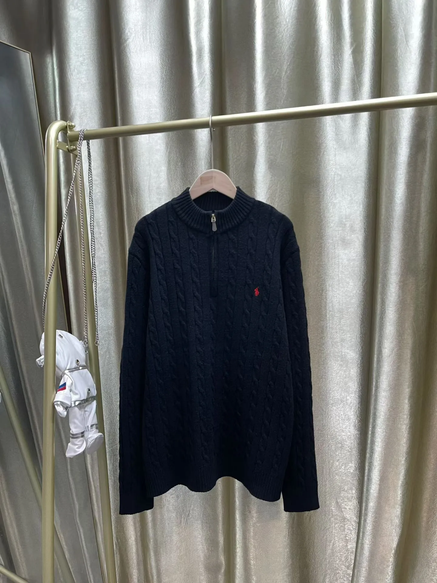 P276 Top quality products Top purchasing version SS25 new autumn product POLO Lavlauf Small logo embroidered twisted rope half-zip sweater Counter-color dyed wool blended cotton yarn High weight and high density Super high quality The wool is soft, delicate and skin-friendly. It feels soft and silky. The hand feel is not ordinary 💕 All color dyed high weight cotton yarn ensures no color difference. It adopts four-hole knitting method, tight and textured It is durable, does not deform and is not prone to pilling. It has a soft, warm and comfortable feel. It does not stick to your body when worn alone. It is absolutely perfect‼ ️Classic knitted clothing uses exquisite details and iconic brand symbols to reinterpret the charming charm, injecting low-key brand logo connotation into the entire design. It is simply amazing🉑️All produced on imported looms. The details are clearly visible. The collar label has an anti-counterfeiting chip. The double-layer main wheat has a built-in NFC anti-counterfeiting chip. The washing wheat is consistent with ZP. It is full of details. The details are well grasped. Challenge the market currency and are not afraid of random comparisons! The upper body effect is very good. No matter how you match it, it looks high-end and elegant. It has a high-end feel🫴 It is so versatile🍑It is a must-have for both men and women🉑️ Color: Black Gray Size: S-XL